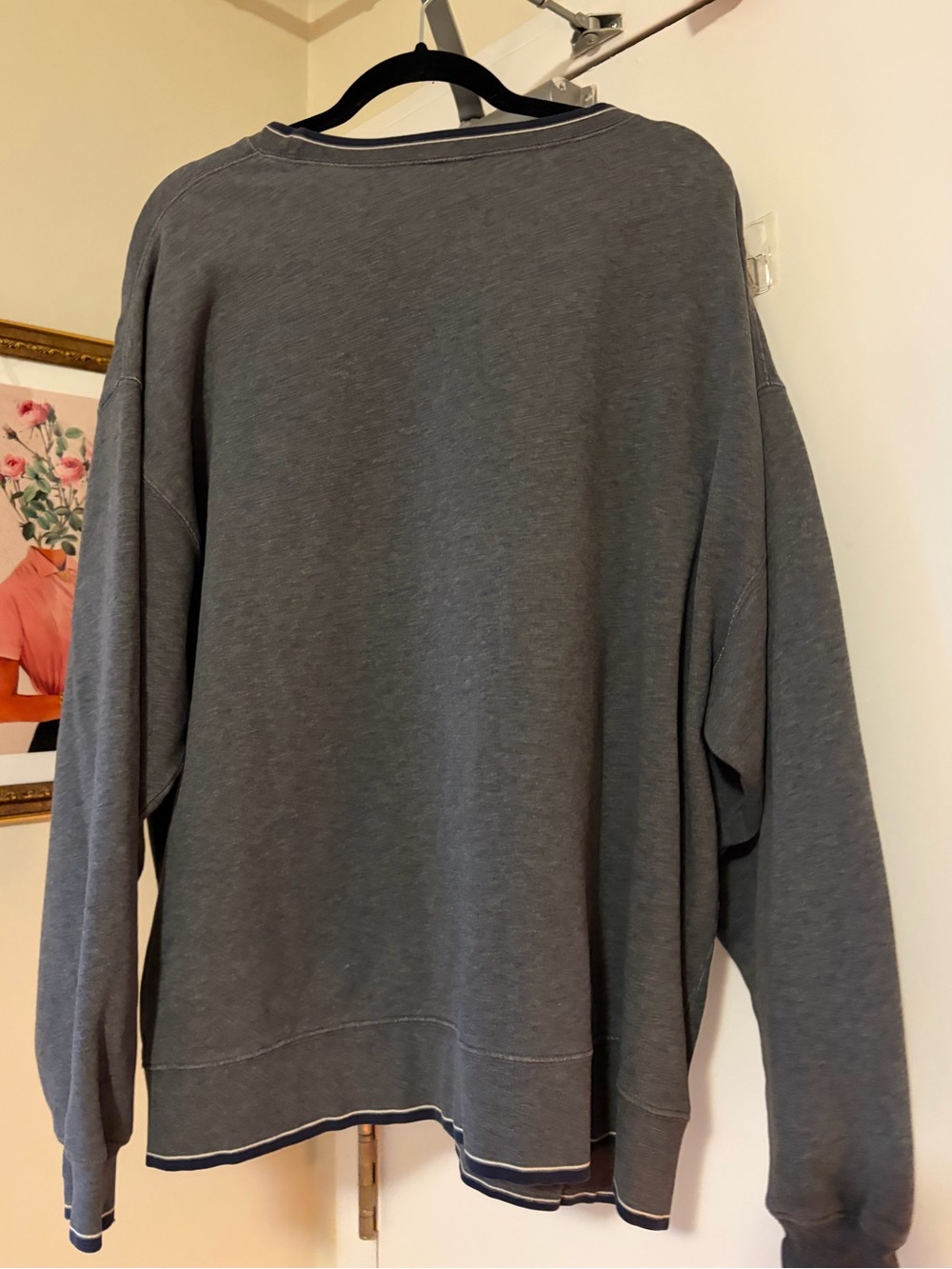 Vintage Warner Bros. Gray Crewneck Sweatshirt with Classic Looney Tunes Emblem - Picture 2 of 2